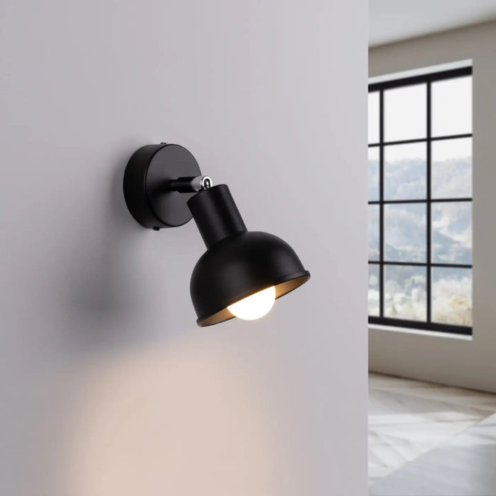 Applique murale lampe elba en noir avec finition mate, bras réglable et design minimaliste combiné à des éléments subtils