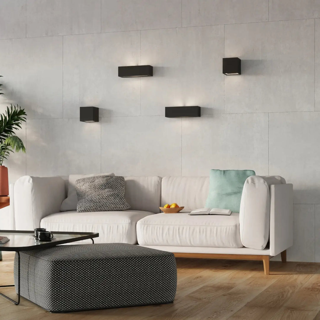 Applique murale moderne en céramique leo noire avec design minimaliste et belle lumière sur mur texturé gris clair