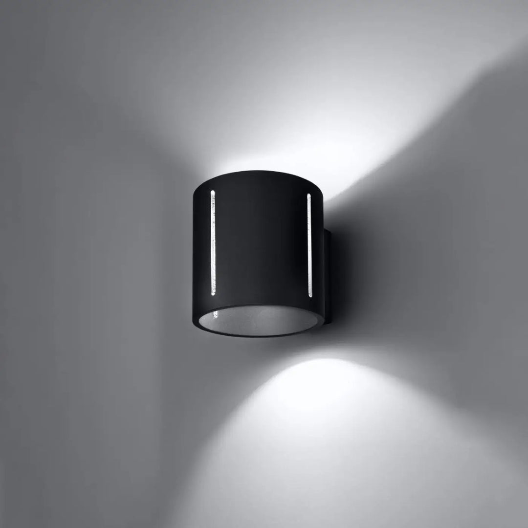 Applique murale moderne noire murale inez avec perforation linéaire et deux leds verticales émettant une lumière vive