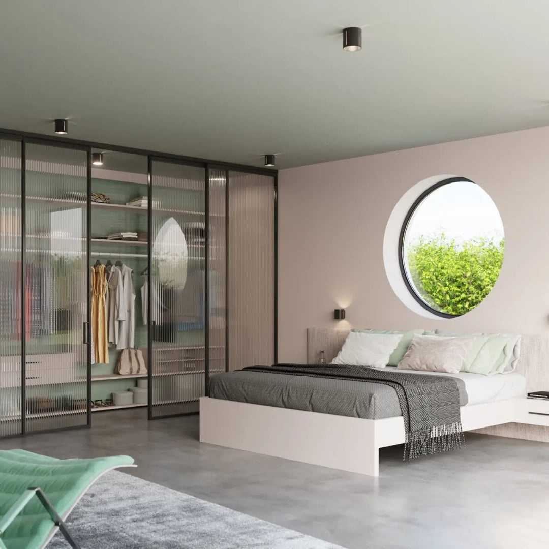 Chambre moderne avec applique murale inez noir perforation linéaire sur mur rose pastel et lit blanc minimaliste