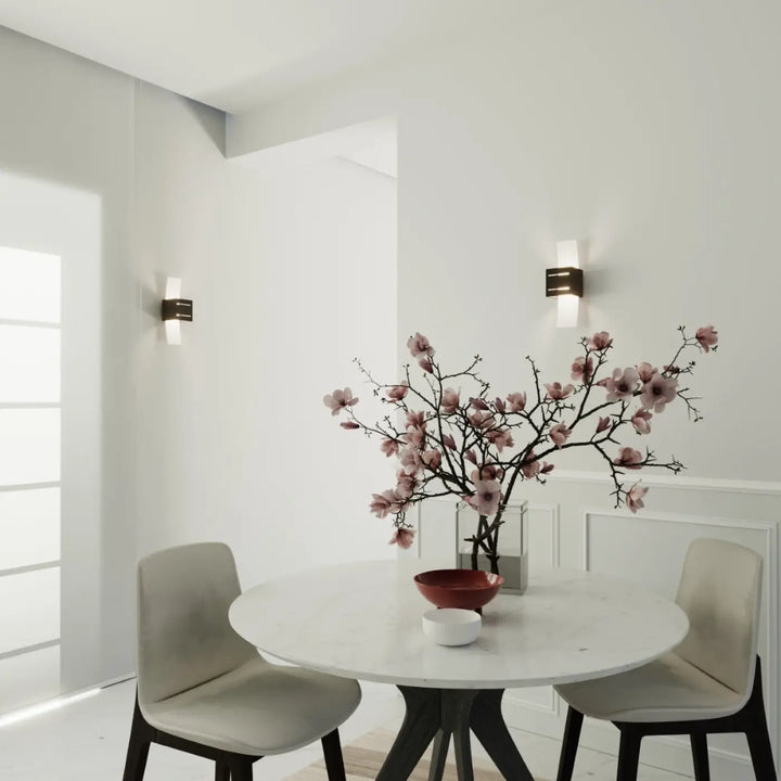 Applique murale loreto noir en verre moderne avec perforation linéaire, décorée dune branche de magnolia rose délicate