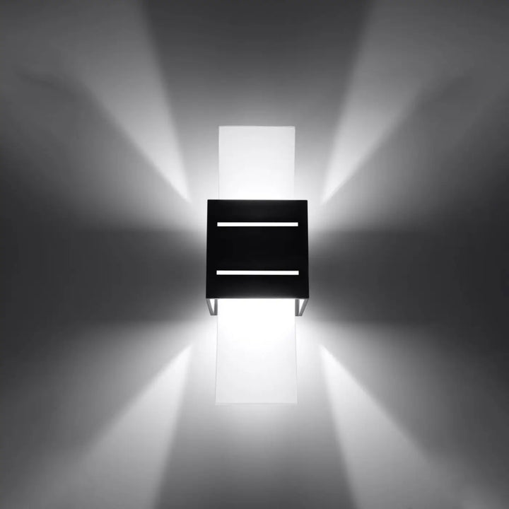 Applique murale loreto noir avec perforation linéaire et deux bandes led horizontales émettant une lumière focalisée