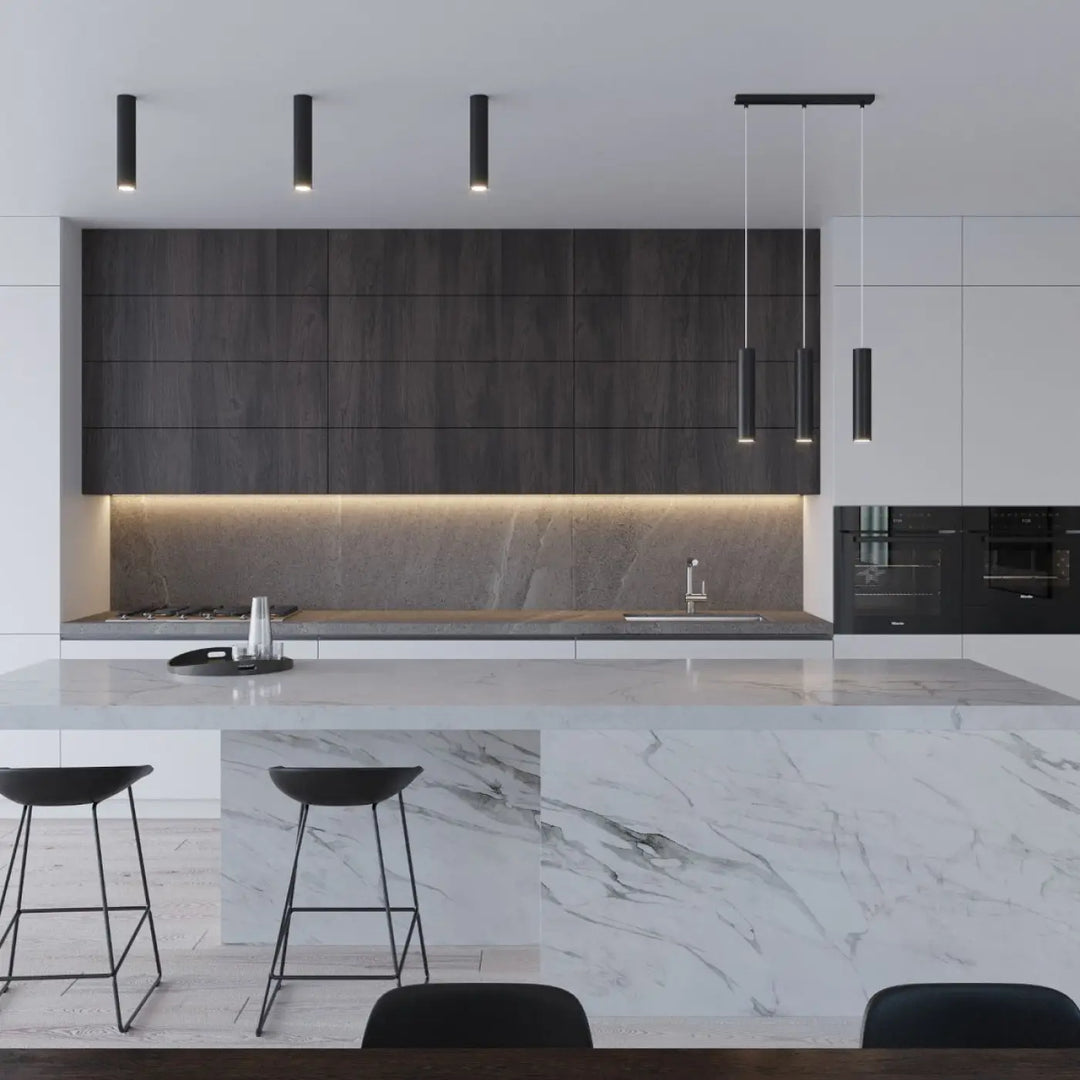 Applique lagos 2 noir avec métal lagos blanc installée dans une cuisine moderne avec îlot en marbre blanc et bois foncé