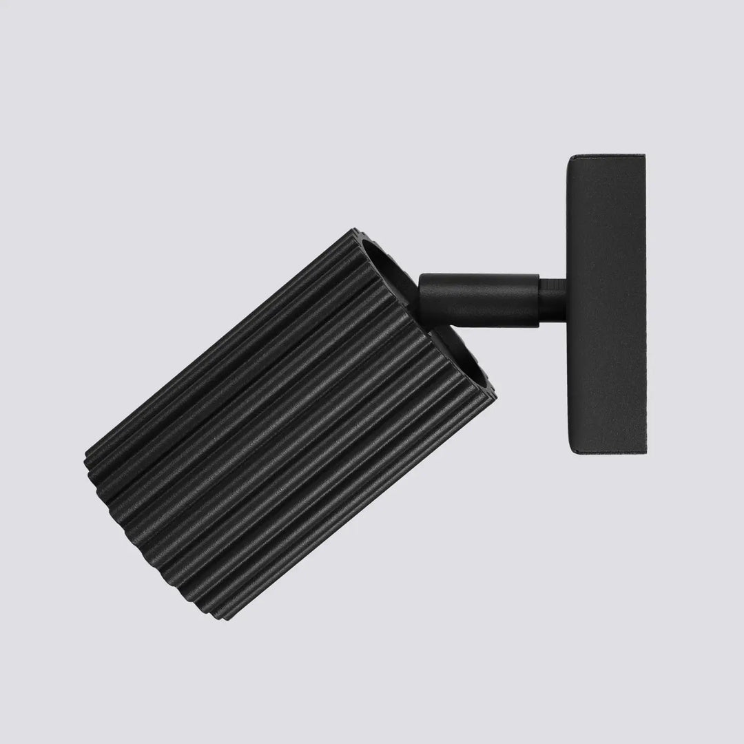 Applique murale karbon noir avec plafonnier karbon allie finition mate et ampoules gu10 interchangeables design minimaliste