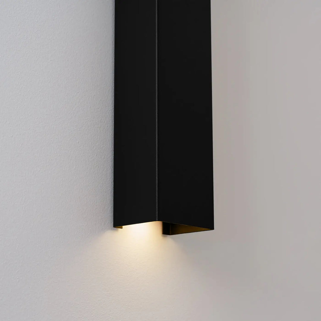 Applique murale noire freya 90 avec design minimaliste et lumière chaude compose d’appliques murales en cinq coloris