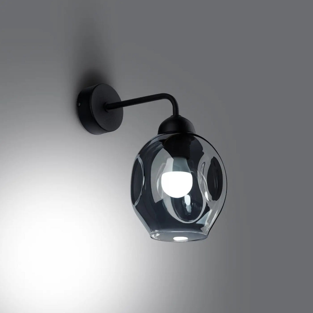 Applique murale fillan 1 noir avec globe en verre fumé sphérique et bras métallique incurvé ressemble l’applique fillan