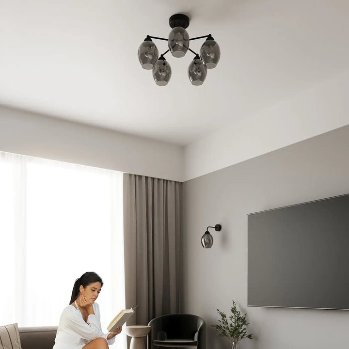 Modern chandelier en métal noir avec cinq globes en verre gris opaque ressemble l’applique fillan l’applique fillan