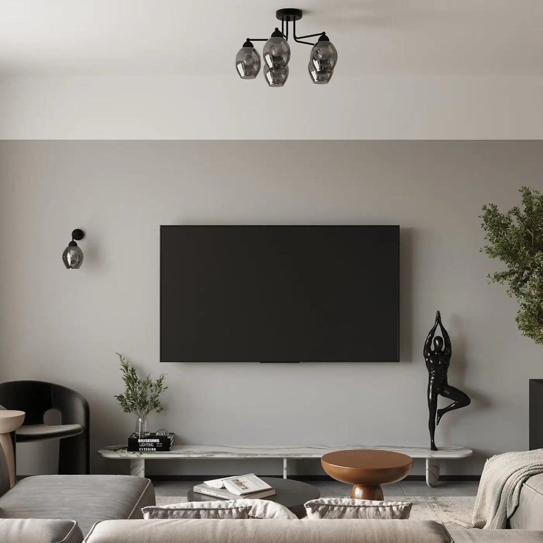 L’applique fillan est un lustre minimaliste noir avec trois globes en verre dépoli ressemblant l’applique fillan
