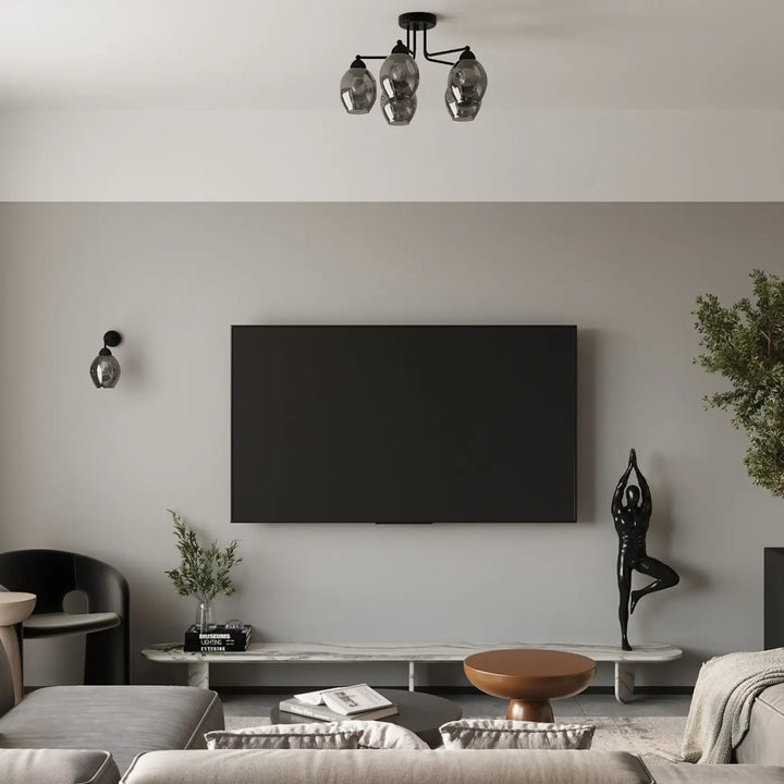 L’applique fillan est un lustre minimaliste noir avec trois globes en verre dépoli ressemblant l’applique fillan