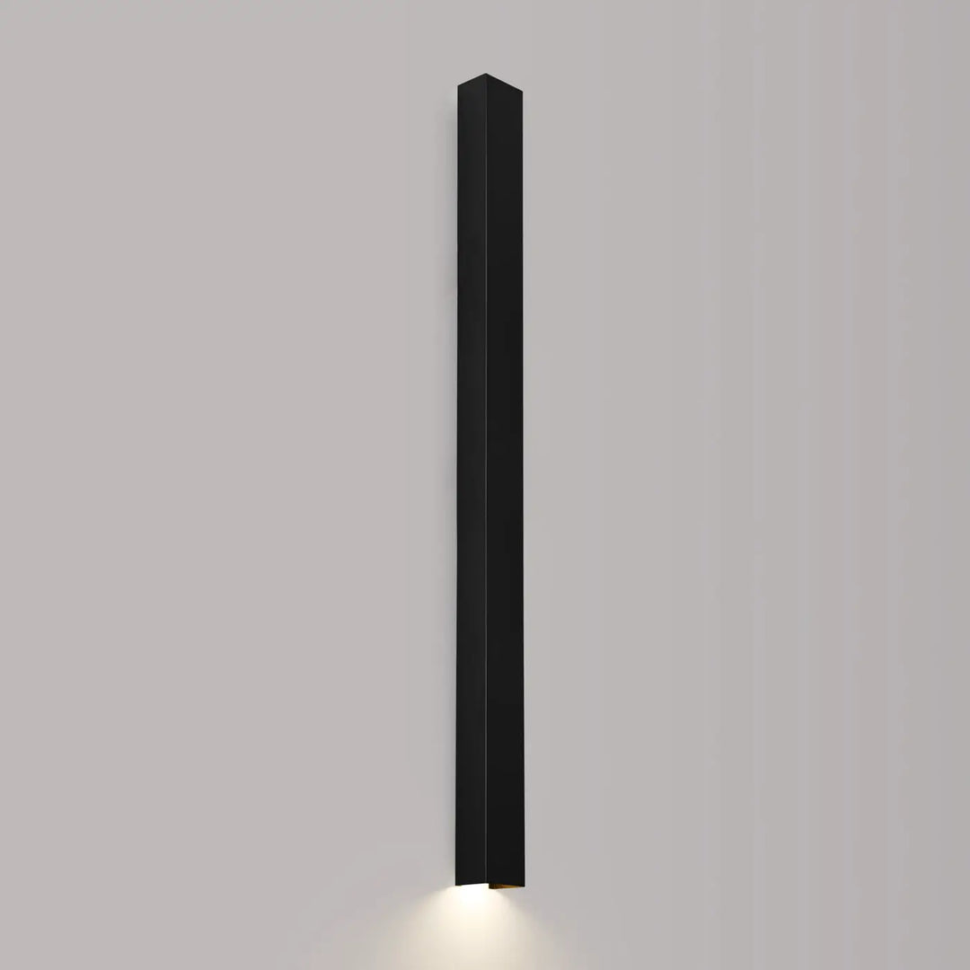 Applique murale noire freya 120 avec lumière chaude à la base, design minimaliste dans la collection freya cinq coloris