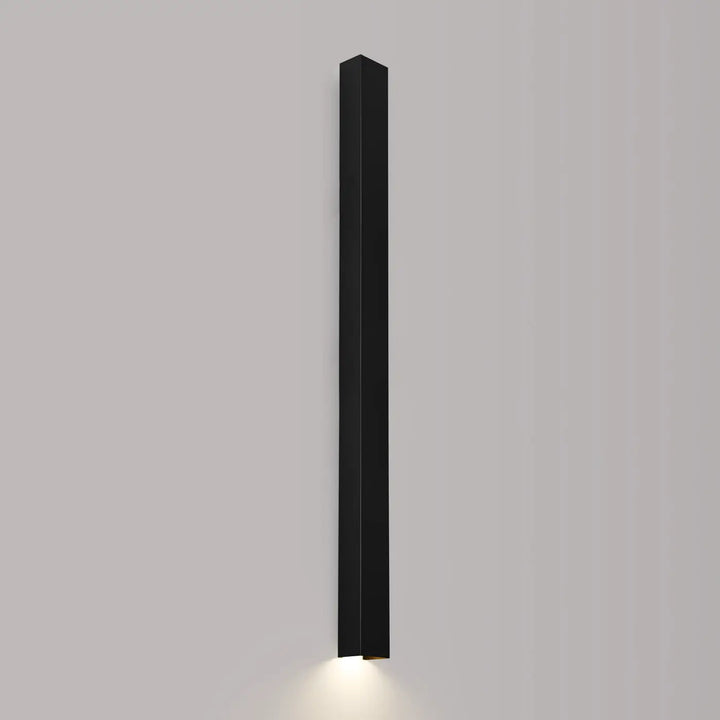 Applique murale noire freya 120 avec lumière chaude à la base, design minimaliste dans la collection freya cinq coloris