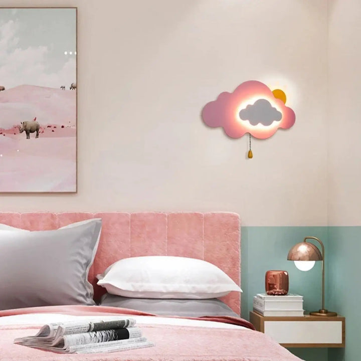 Applique murale nimBus en forme de nuage rose avec intérieur lumineux et détail petit soleil jaune murale nuageuse