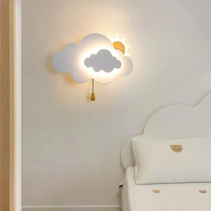 Applique murale nuageuse blanche avec détail soleil jaune et chaînette de tirage modèle nimbus
