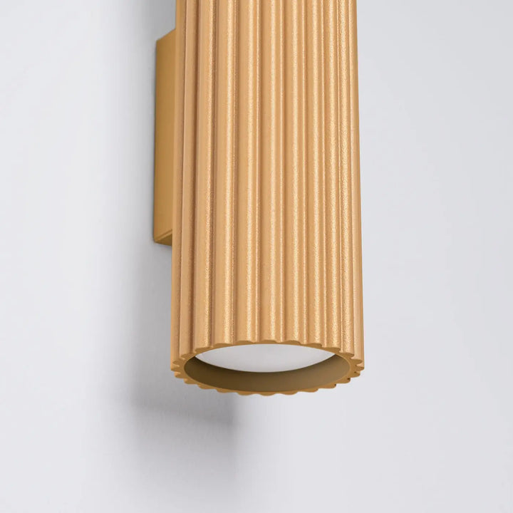 Applique murale karbon 30 en finition or avec nervures verticales et led intégrée design minimaliste plafonnier karbon allie