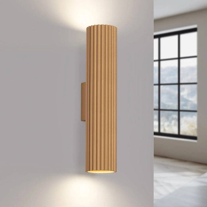 Applique murale karbon 30 or avec finition dorée et design minimaliste verticaux rainurés compatible ampoules gu10 interchangeables