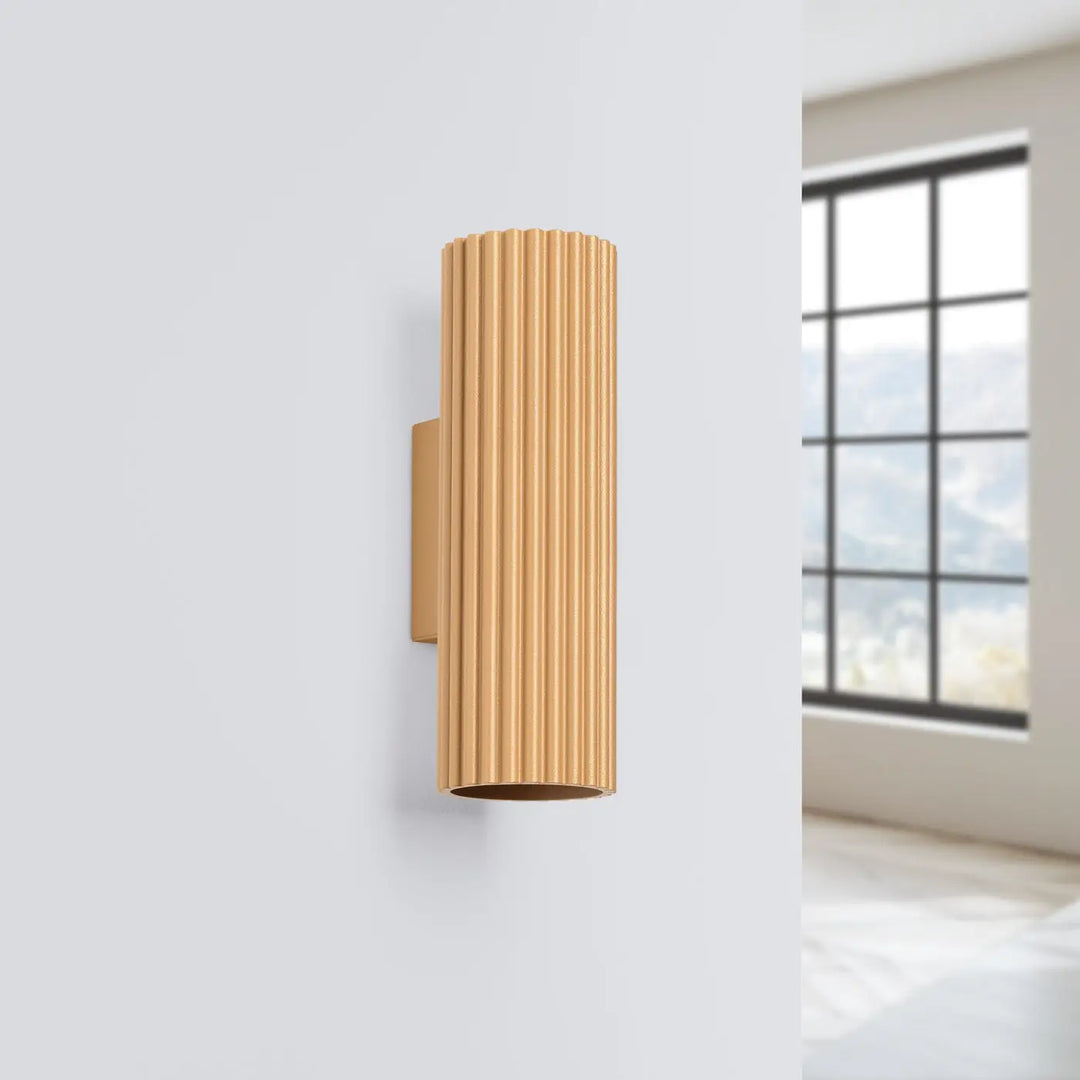 Applique murale karbon 20 or avec design minimaliste et ampoules gu10 interchangeables en finition dorée nervurée