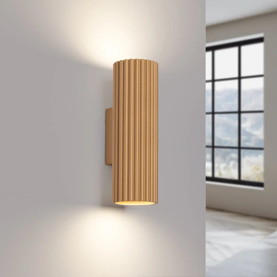 Applique murale karbon 20 or en métal doré à rainures verticales avec ampoules gu10 interchangeables et design minimaliste