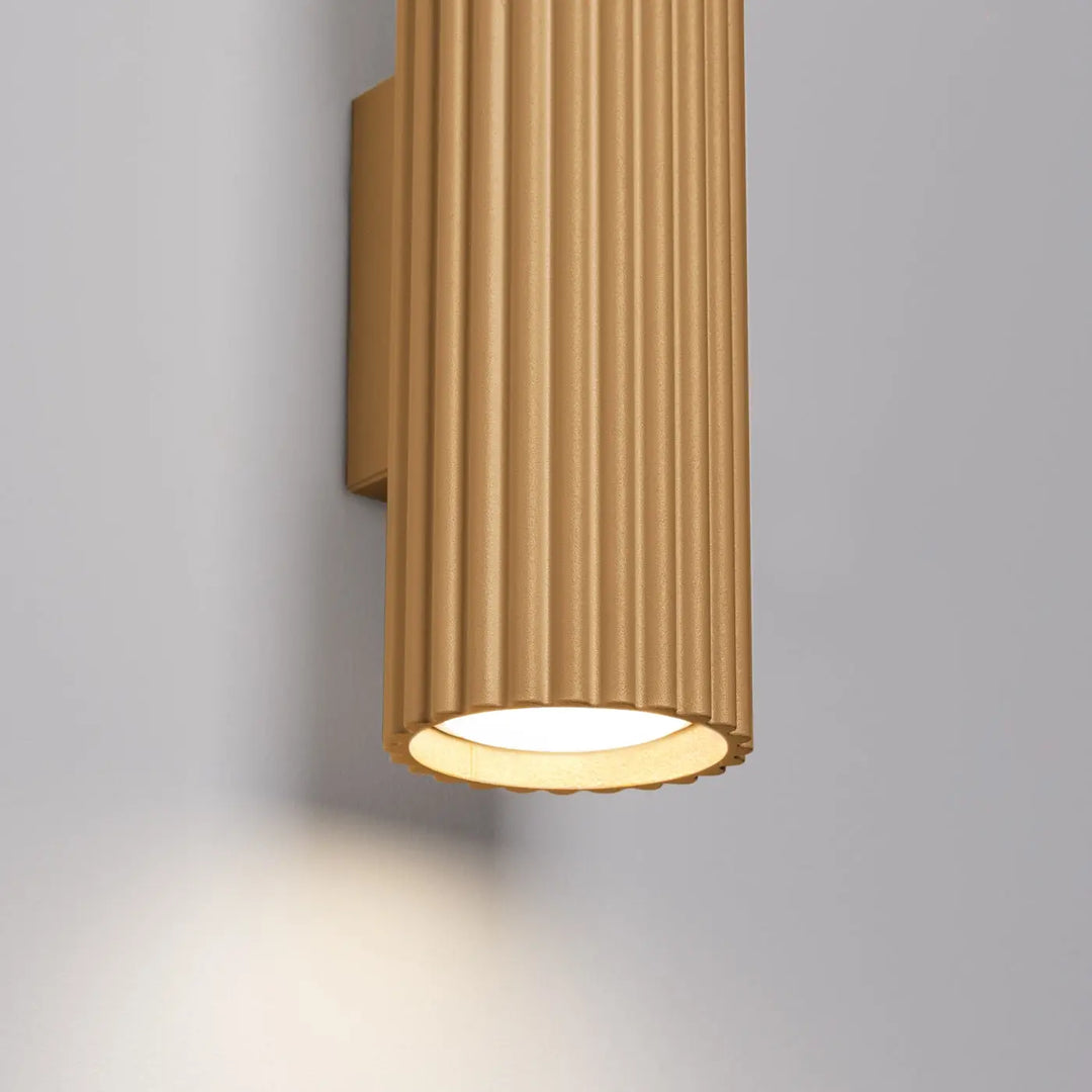 Applique murale karbon 20 or finition or à rainures verticales avec ampoules gu10 interchangeables design minimaliste