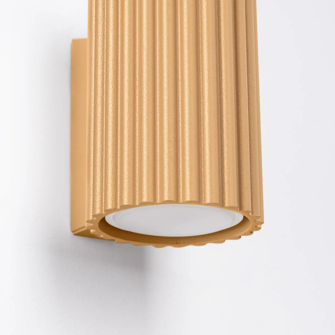 Applique murale karbon 10 en finition or avec lumière blanche circulaire et design minimaliste, compatible ampoules gu10 interchangeables