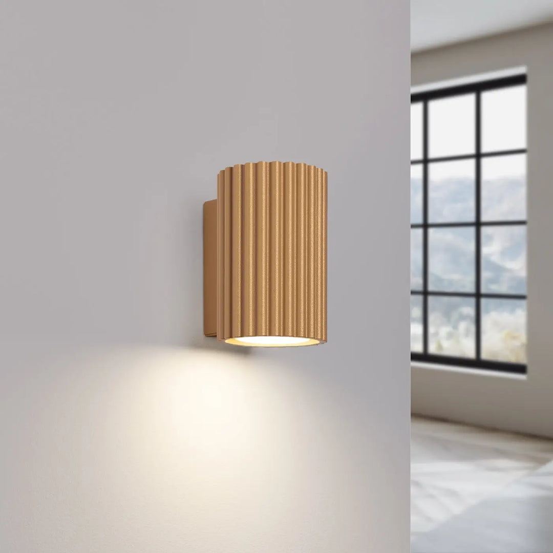 Applique murale karbon 10 or en design minimaliste avec ampoules gu10 interchangeables diffuse une lumière chaude