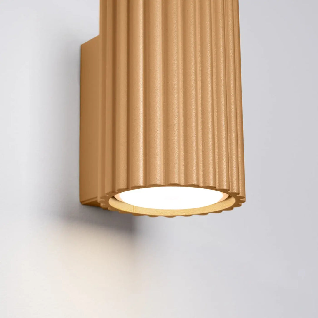 Applique murale or à nervures verticales avec ampoules gu10 interchangeables design minimaliste plafonnier karbon allie