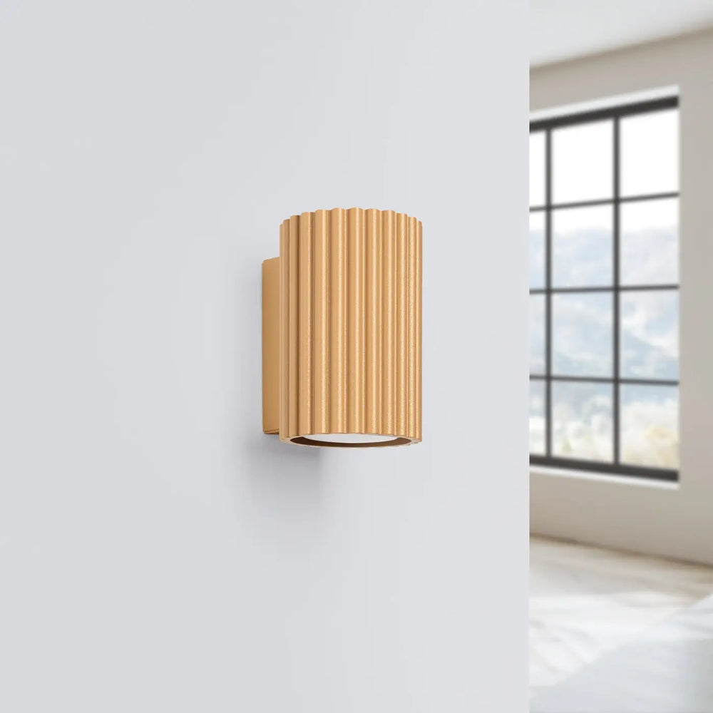 Applique murale karbon 10 or en métal doré avec rainures verticales design minimaliste et ampoules gu10 interchangeables