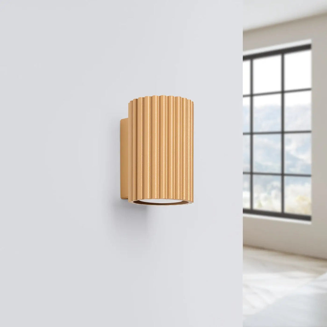 Applique murale karbon 10 or en métal doré avec rainures verticales design minimaliste et ampoules gu10 interchangeables