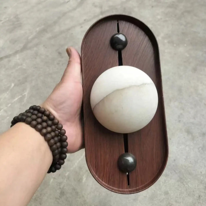 Applique Murale Ovale En Bois Foncé Avec Boule Blanche