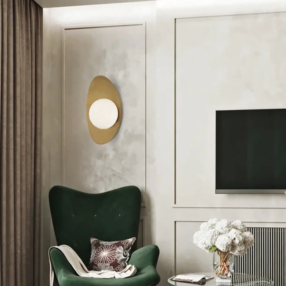Applique Murale Ovale Dorée Avec Une Boule Blanche