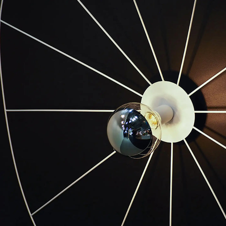 Plafonnier eskola noir avec sphère chrome réfléchissante et bras radiaux blancs design unique stimulera