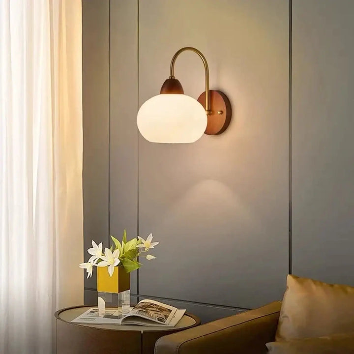 Applique murale arkena finition dorée avec globe en verre dépoli pour un style murale rétro chic élégant