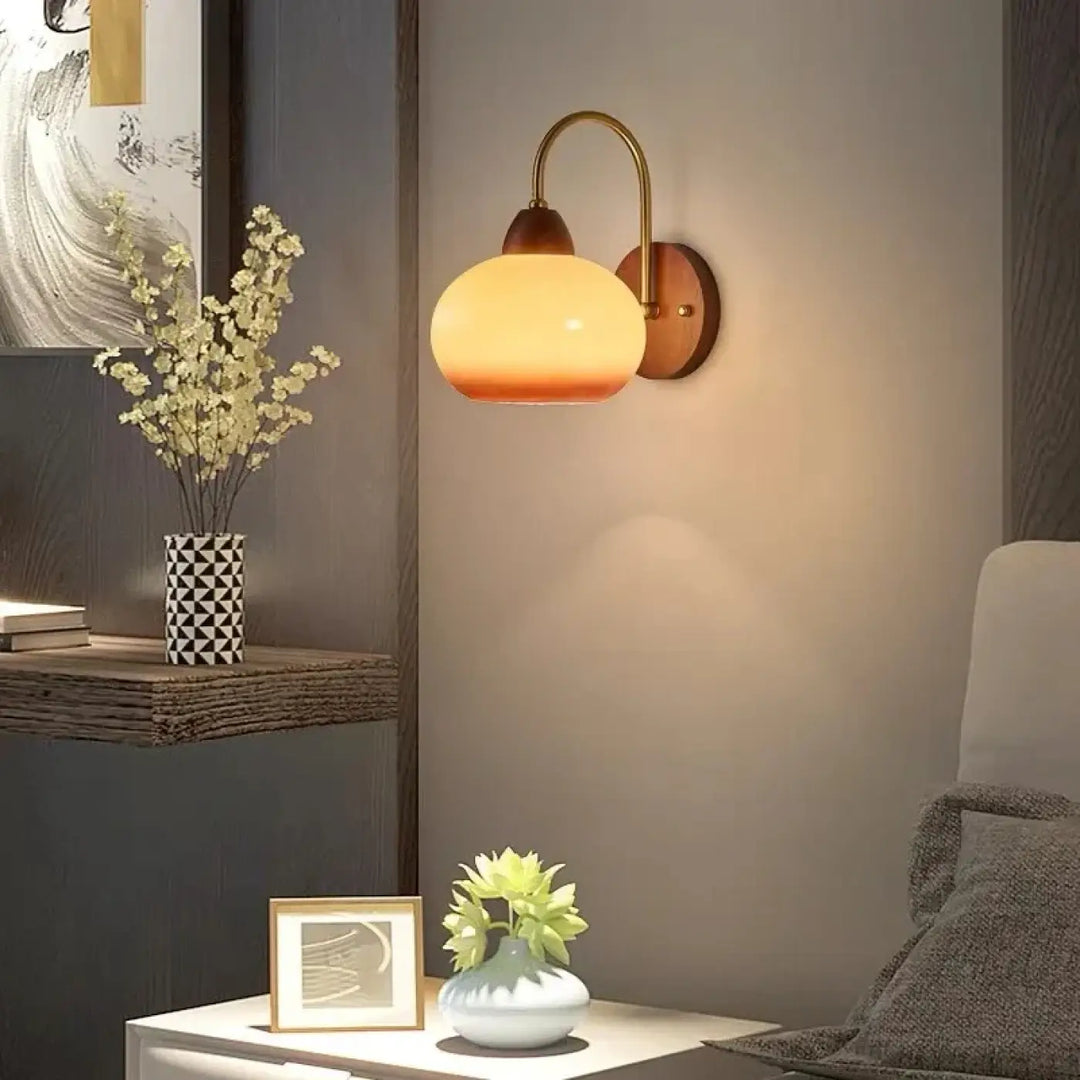 Applique murale arkena en verre chaud avec finition dorée et support en bois pour un style murale rétro chic