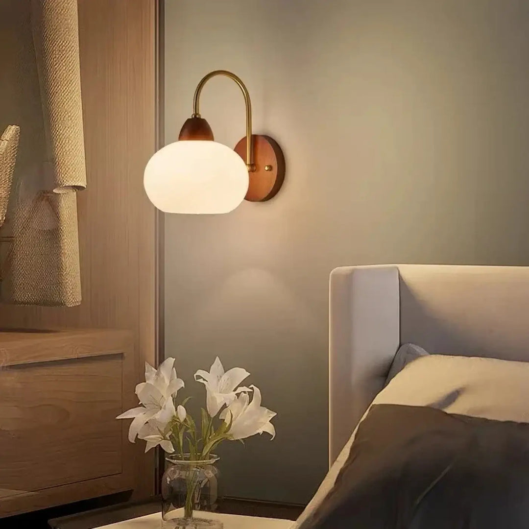 Applique murale arkena finition dorée avec globe en verre dépoli pour un style murale rétro chic élégant