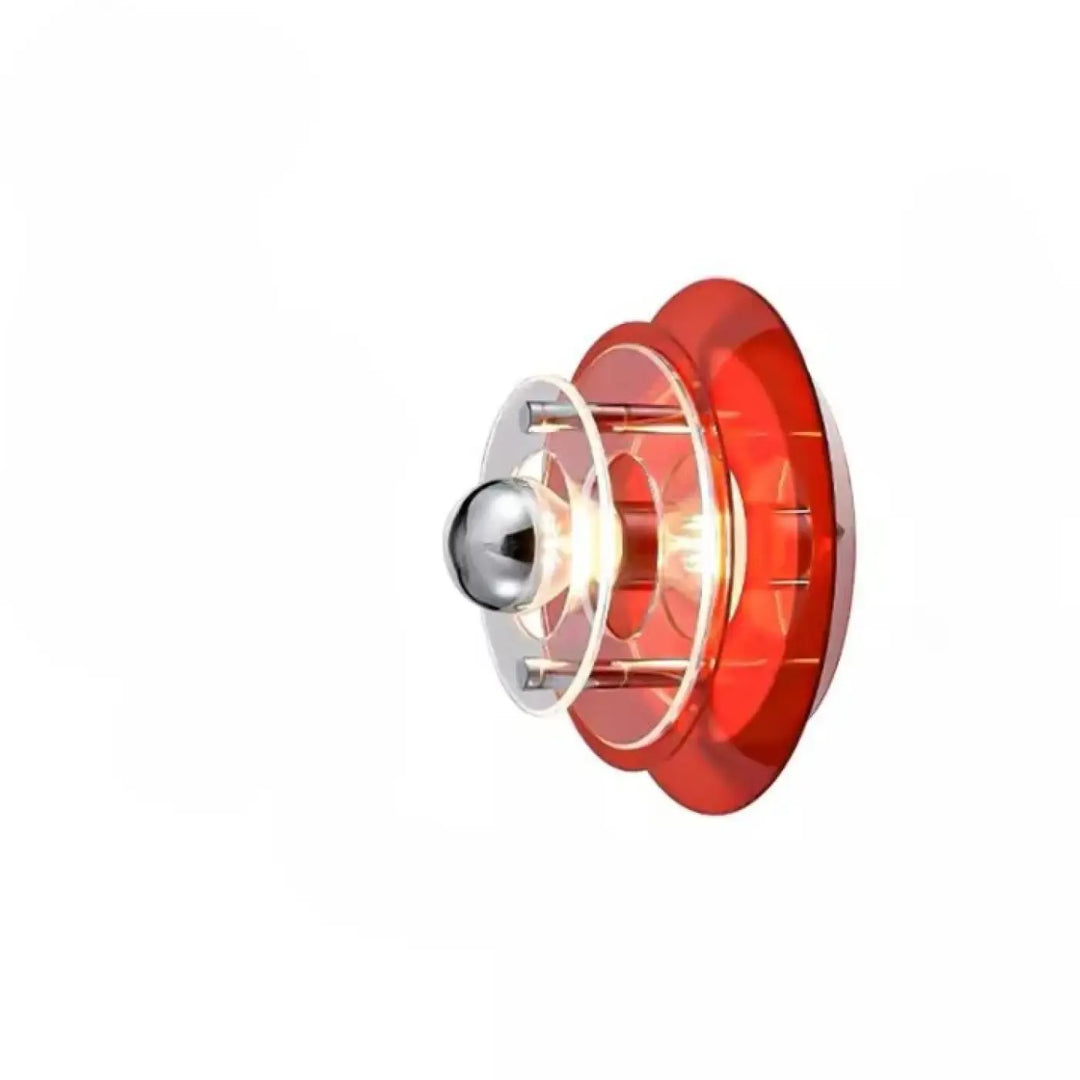 Applique murale azylo en acrylique rouge translucide avec ampoule sphérique chrome et anneaux circulaires concentriques style flying saucer wall
