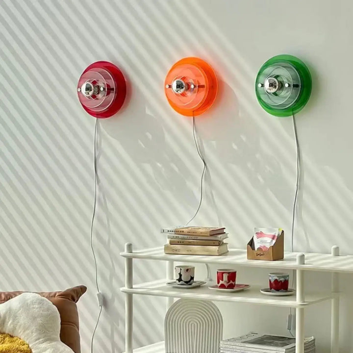 Applique murale azylo avec trois lampes circulaires en plastique translucide rouge orange vert style ufo flying saucer chrome