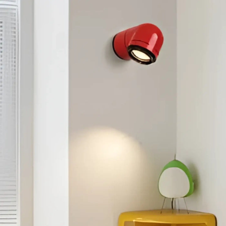 Applique murale spatiale spot cylindrique rouge avec bord noir et ampoule visible style rétro futuriste