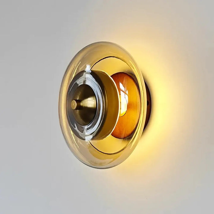 Applique murale xiuan en verre ambré chaud avec design moderne et accents en laiton poli pour un style rétro élégant