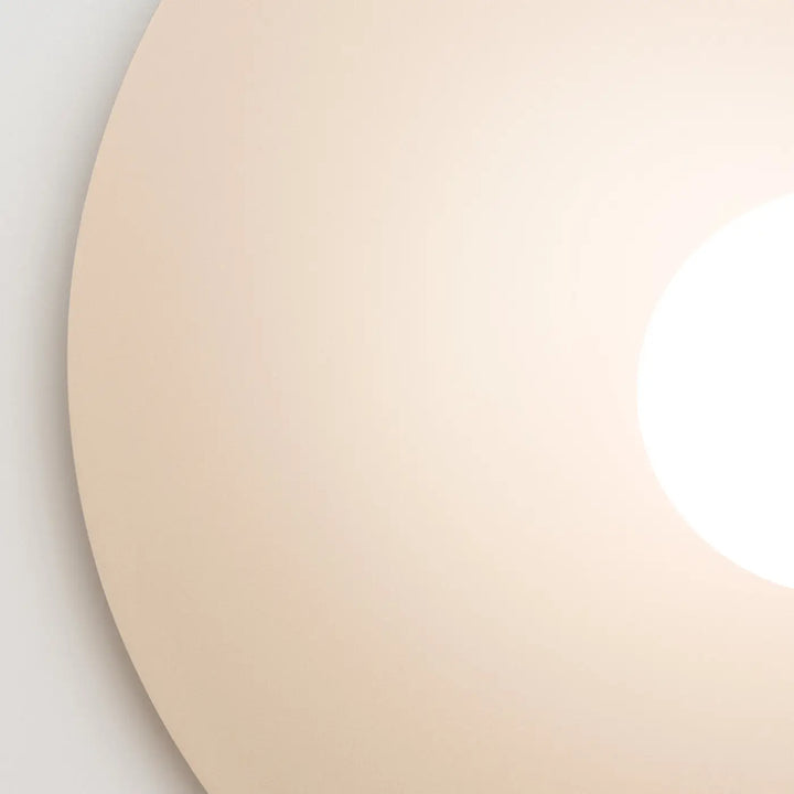 L’applique murale ake 50 beige avec disque métallique rond diffusant une lumière douce à sphère laiteuse créent ambiance