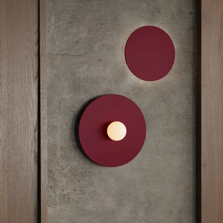 Deux appliques murales ake 50 en beige avec disque métallique rond et sphère laiteuse créent une lumière chaleureuse