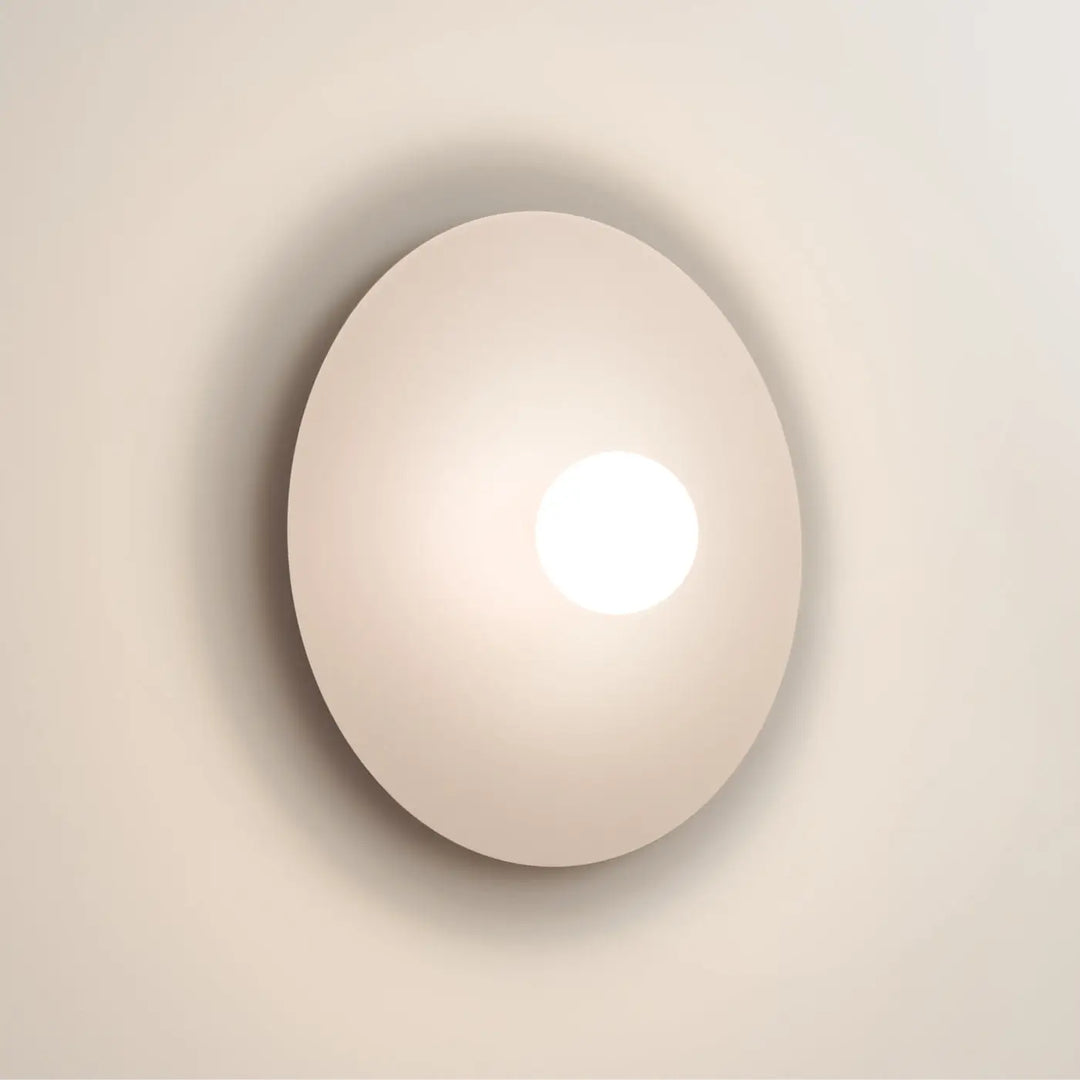 Applique murale ake 50 beige en disque métallique rond avec sphère laiteuse diffusant une lumière douce et mate