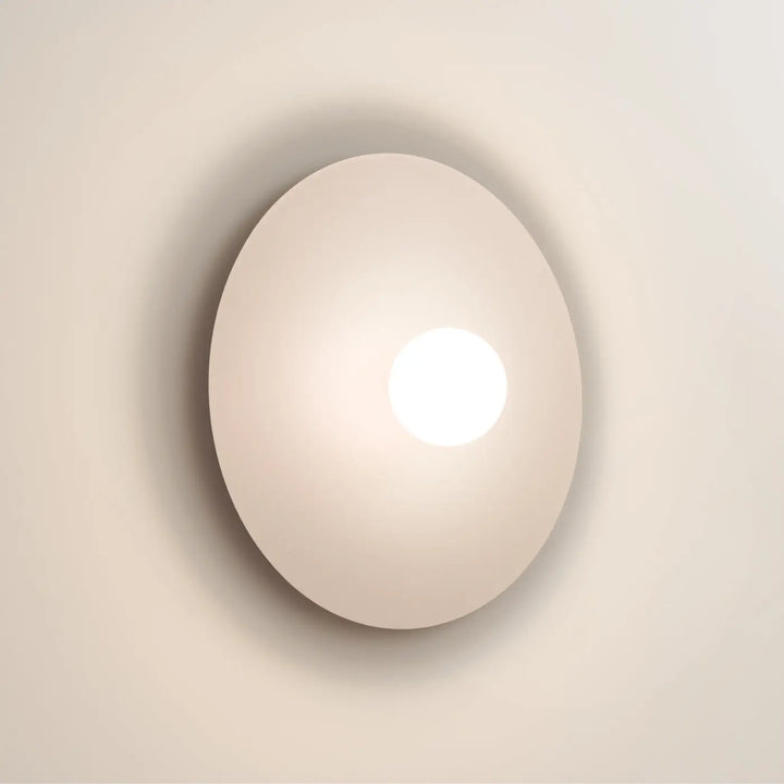 Applique murale ake 50 beige en disque métallique rond avec sphère laiteuse diffusant une lumière douce et mate