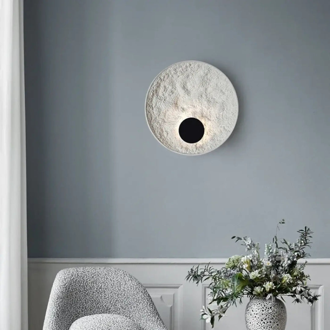 Applique Murale Ronde Effet Éclipse Blanc Style Sculptural