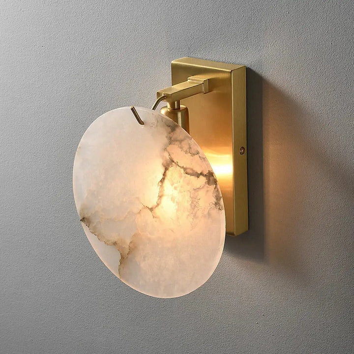 Applique murale ronde à l'effet marbre blanc et à support doré

