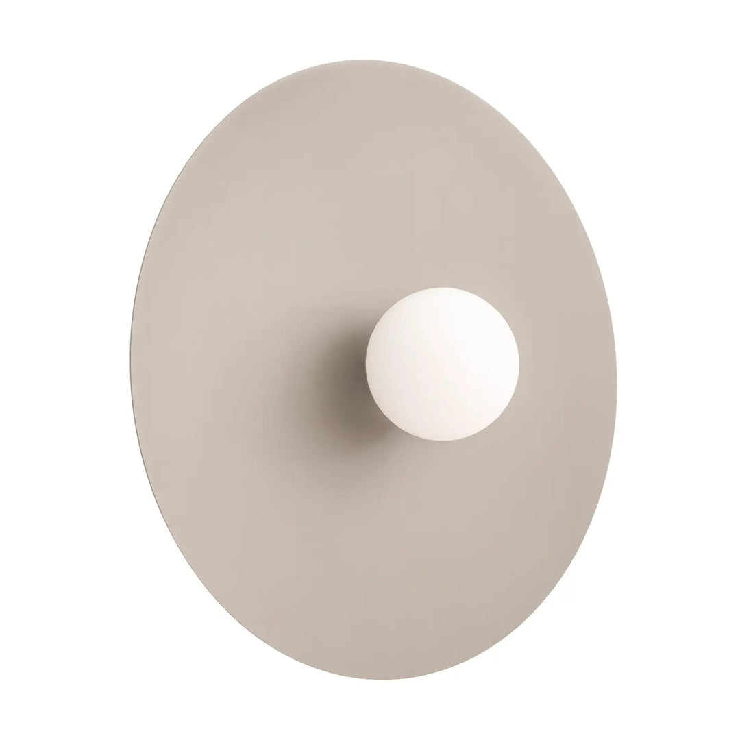 Applique murale ake 50 taupe avec disque métallique rond et sphère laiteuse créent une ambiance d’inspiration rétro