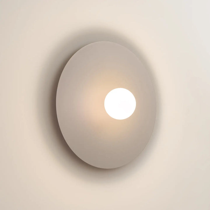 Applique murale ake 50 taupe en disque métallique rond avec sphère laiteuse créent un éclairage d inspiration rétro