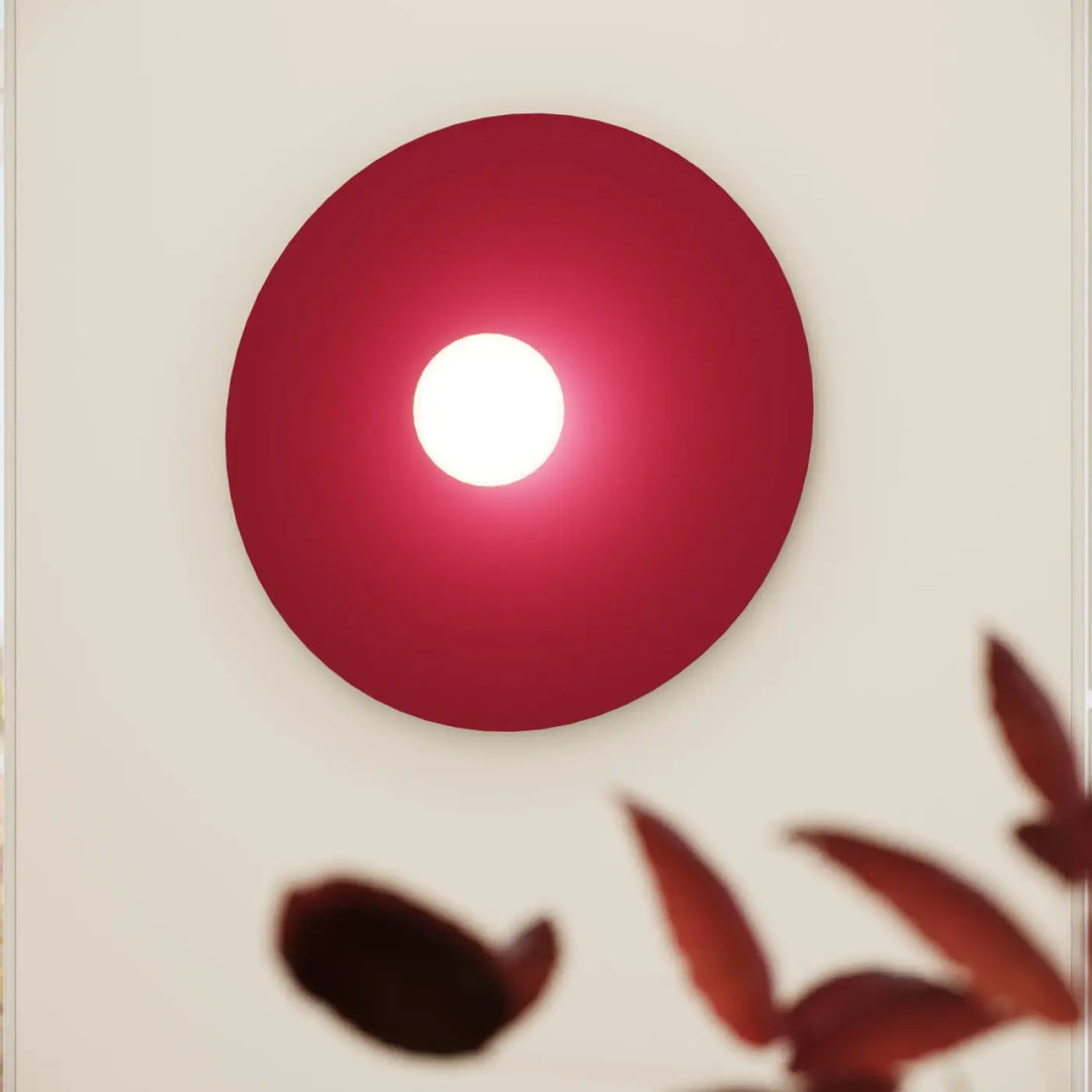 Applique murale ake 50 taupe avec disque métallique rond rouge et sphère laiteuse créent une ambiance inspiration rétro