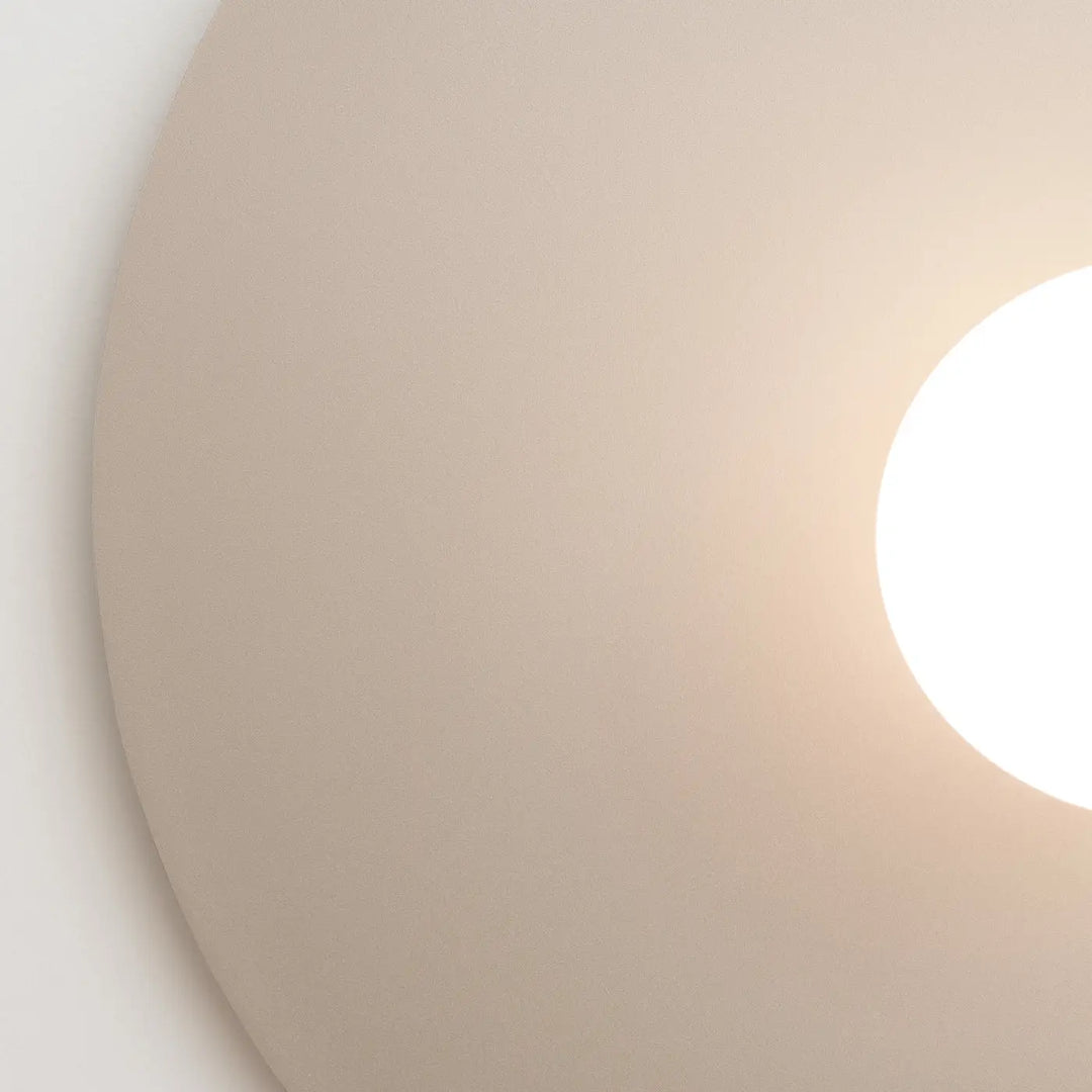 Applique murale ake 50 taupe avec disque métallique rond et sphère laiteuse créent une ambiance d inspiration rétro