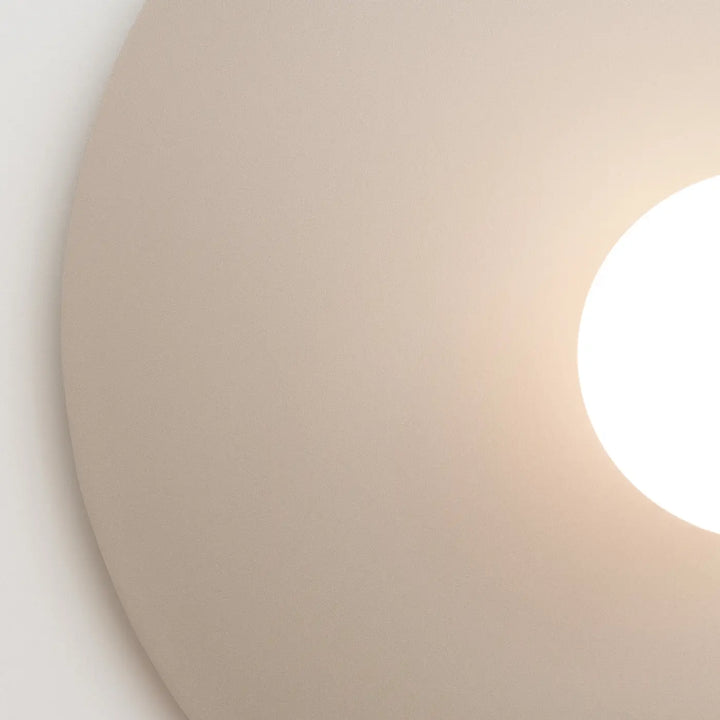 Applique murale ake 50 taupe avec disque métallique rond et sphère laiteuse créent une ambiance d inspiration rétro