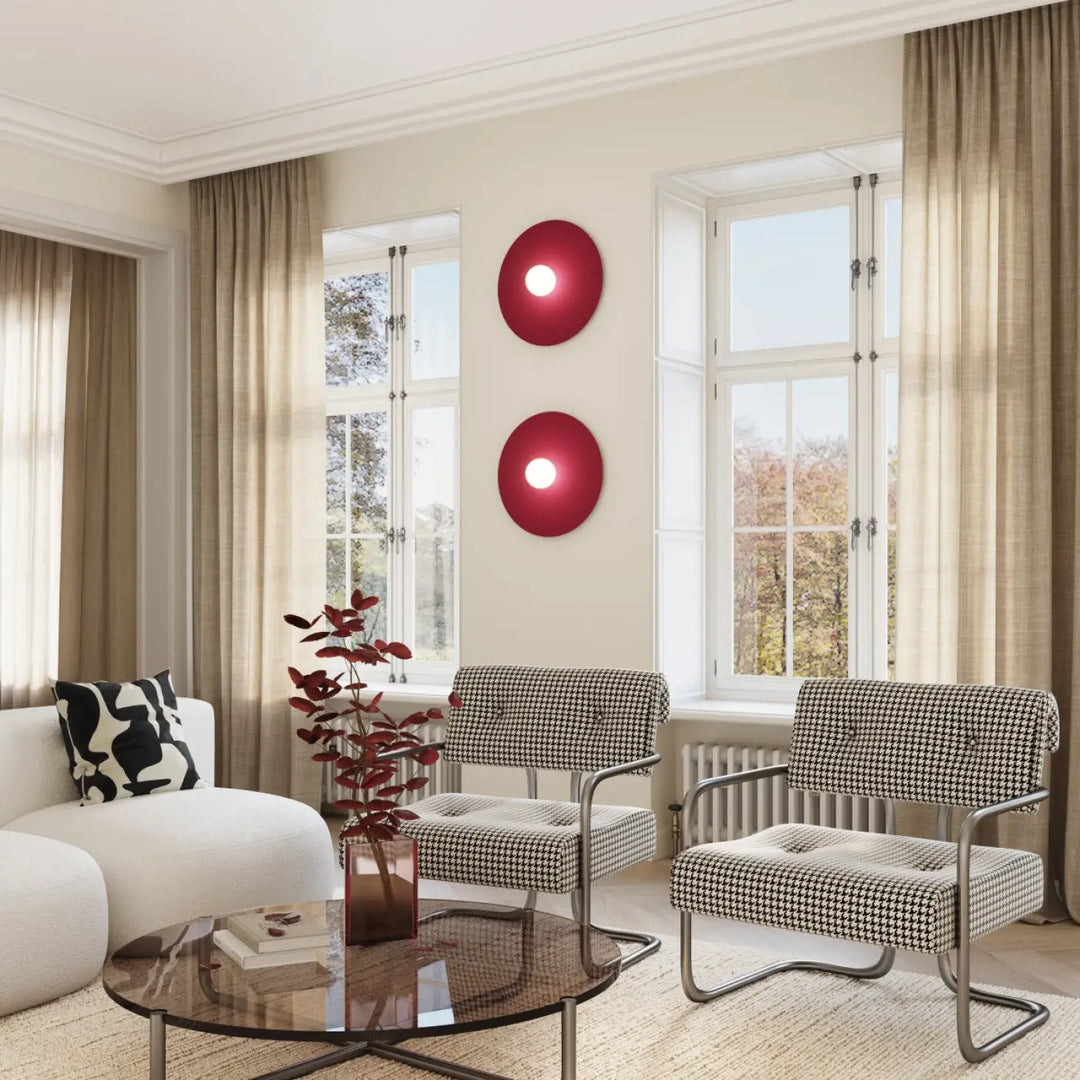 Applique murale ake 50 taupe avec deux disques métalliques ronds rouges et sphères laiteuses créent une inspiration rétro