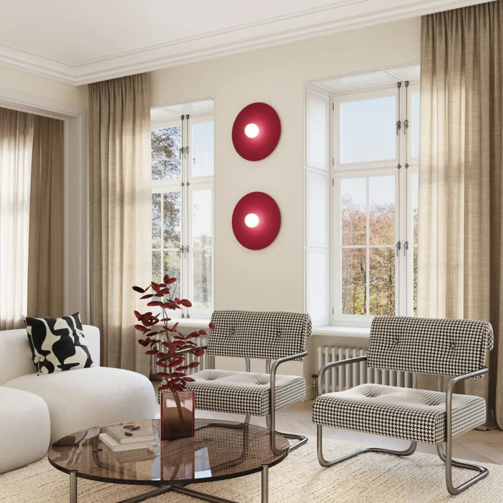 Applique murale ake 50 taupe avec deux disques métalliques ronds rouges et sphères laiteuses créent une inspiration rétro